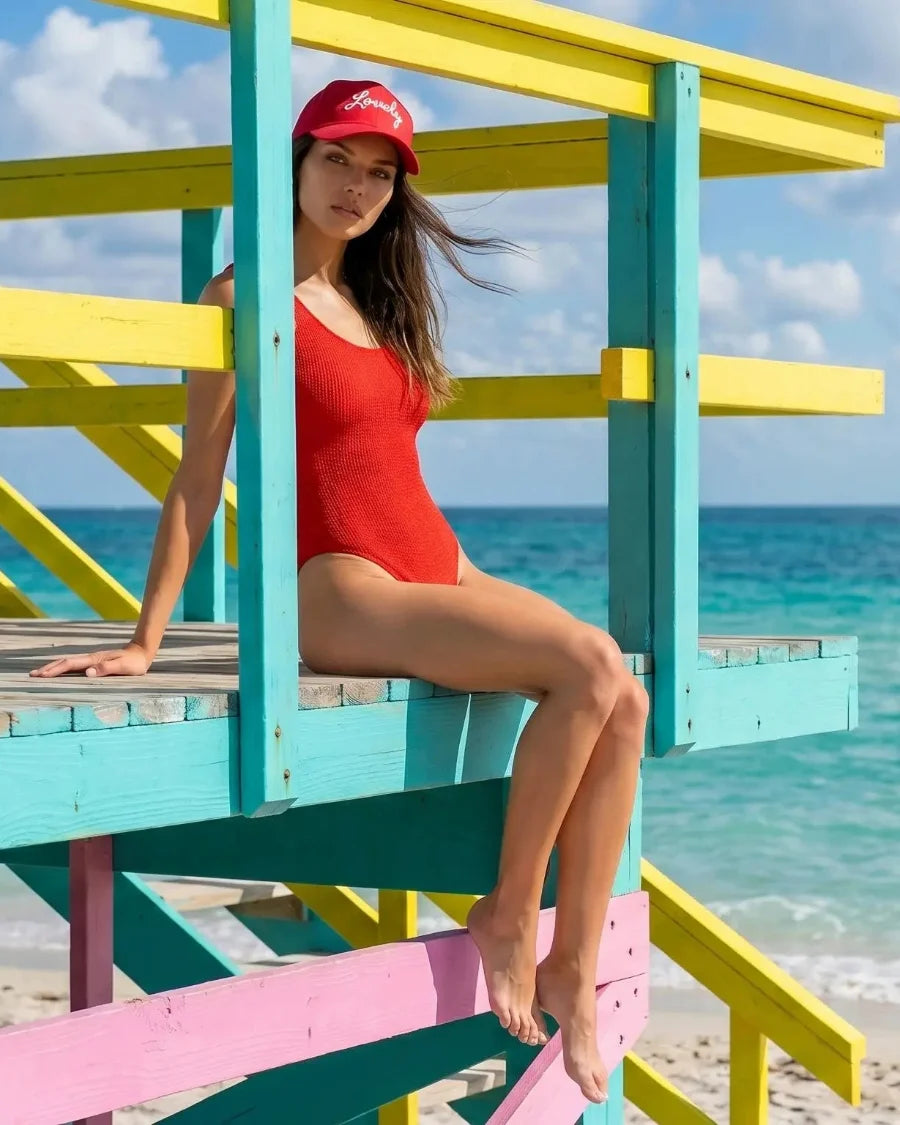Maillot de bain une pièce rouge Lovely Sarong, casquette rouge Lovely